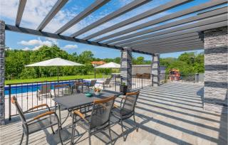 Gorgeous Home In Grubine With Jacuzzi - Grubine - 8