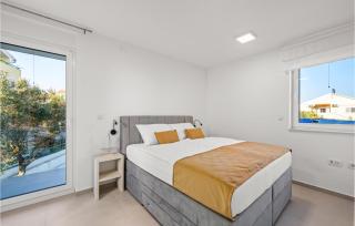 4 Bedroom Cozy Apartment In Srima - Srima - 3