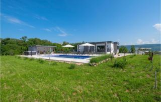Gorgeous Home In Grubine With Jacuzzi - Grubine - 2