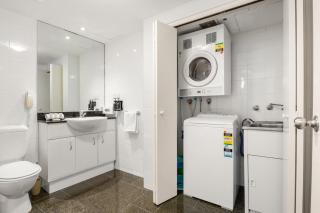 Contemporary 1-Bed First Floor Unit with Pool - Sydney - 2