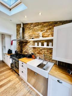 Luxury 5-Bedroom Family Home with Modern 2-Storey Outbuilding - Merton - 4