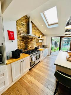 Luxury 5-Bedroom Family Home with Modern 2-Storey Outbuilding - Merton - 5