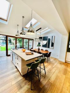 Luxury 5-Bedroom Family Home with Modern 2-Storey Outbuilding - Merton - 3