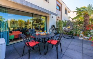Awesome Apartment In Malinska With Wifi - Malinska - 2