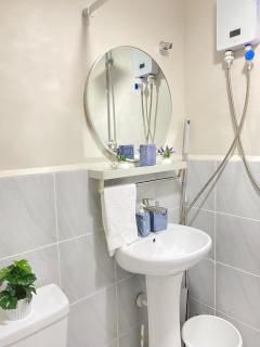 Top Floor Seaview Condo Near Mactan Airport with Balcony, Pool, Netflix - Lapu Lapu City - 8
