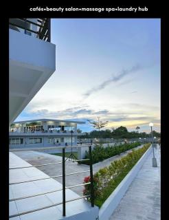 Top Floor Seaview Condo Near Mactan Airport with Balcony, Pool, Netflix - Lapu Lapu City - 1