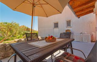 Stunning Apartment In Brodarica - Brodarica - 2