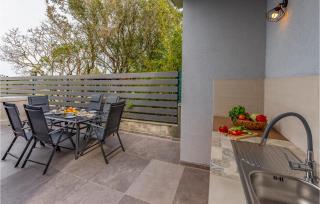 2 Bedroom Beautiful Home In Peroj - 9