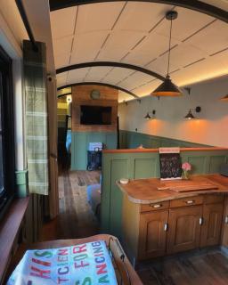 The Holly Hut - Burton - 2