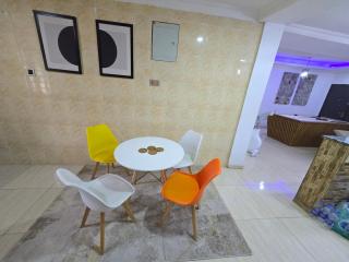Exquisite and Cozy 3-bedroom Apt with hot-tub, WiFi, DSTV, and Inverter Power Backup - Agege - 7