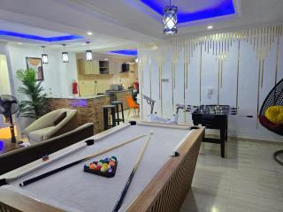 Exquisite and Cozy 3-bedroom Apt with hot-tub, WiFi, DSTV, and Inverter Power Backup - Agege - 2
