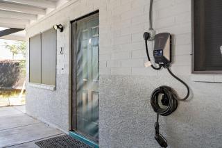 Chic 2BR Getaway with BBQ Sleeps 4 - Phoenix - 8