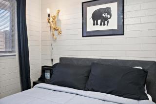 Chic 2BR Getaway with BBQ Sleeps 4 - Phoenix - 7