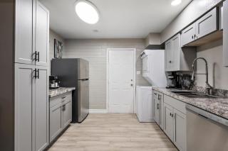 Chic 2BR Getaway with BBQ Sleeps 4 - Phoenix - 5