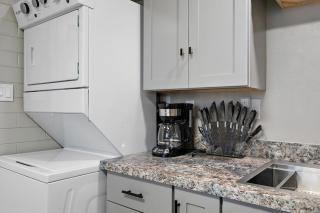 Chic 2BR Getaway with BBQ Sleeps 4 - Phoenix - 4
