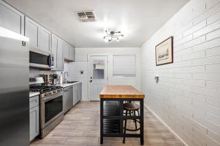 Charming 2BR Home with Backyard BBQ and EV - Phoenix - 5