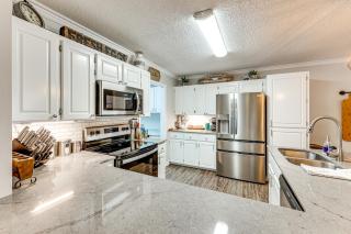 Near Lake Dardanelle Updated Home with Large Yard! - Russellville - 3