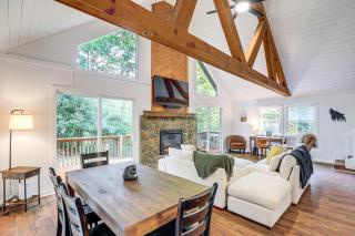 Wolf Laurel Escape Village Club and Scenic Views! - Swiss - 2