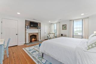 Historic Farmhouse Mansion with 8 working fireplaces - 4