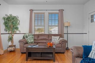 SIS' Cottage - Sleeps 4 on Main Street - 5