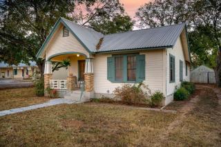 SIS' Cottage - Sleeps 4 on Main Street - Fredericksburg - 2