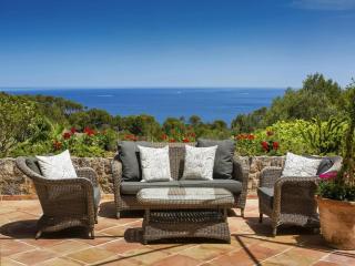 Holiday home with spacious lounge area - 4