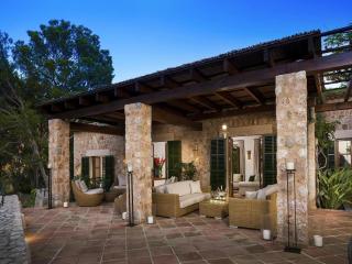 Elegant villa with communal space - 3