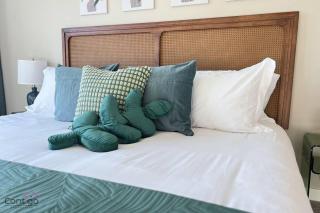 The Luxe, King Bed, Sleeps 8, Near YEG Airport! - 2