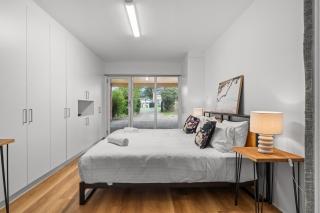 Lakefront Suite Studio Killarney Vale - 6
