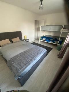 Homewood - entire property for 6 people - 4 adults maximum - in village 10 min from Disneyland Paris & TGV RER A - 1