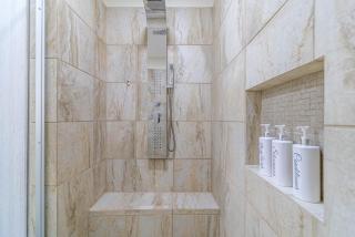 3 BD Suite with Balcony, Gym, Rooftop Pool, Hot Tub - 2