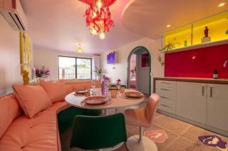 Designers dream, Tokyo pop art apartment with courtyard, fire & views - Wanaka - 6