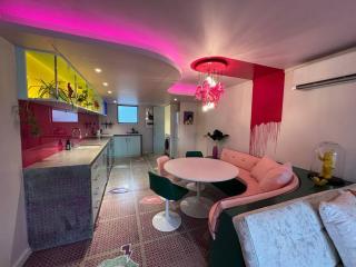 Designers dream, Tokyo pop art apartment with courtyard, fire & views - Wanaka - 5