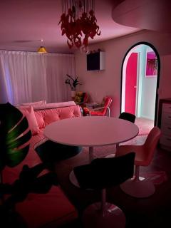 Designers dream, Tokyo pop art apartment with courtyard, fire & views - Wanaka - 2