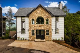 Incredible View 3BR 3BA - Stunning Mtn View, Jacuzzi with View, Games, Firepit - Sleep 8 - 9