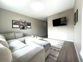 Central Cedar Falls Townhome - King Beds! - 0