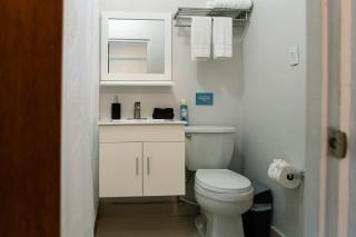 103-Delightful GEM in the city, Close to the Beach with Free Parking - 2