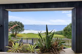 Wow On Wanaka Bay - New Plymouth - 0