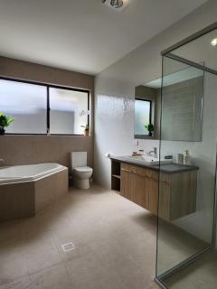 Holiday at the Beach, Spa Bath, King Bed with TV - Christies Beach - 9