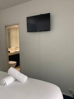 Charming Waterfront Apartment - Cairns - 6