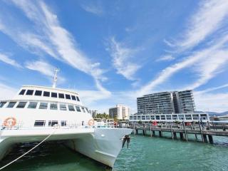 Charming Waterfront Apartment - Cairns - 4