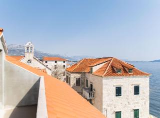 Seafront Villa with Furnished Sun Terrace, Close to the Beach - Kaštela - 0