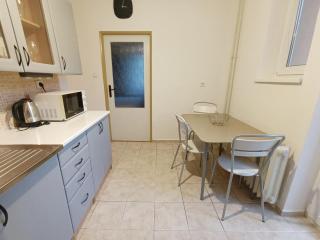 City centre flat with two balconies and free on-street parking - Nitra - 8
