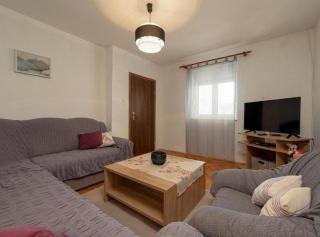 Beachfront Holiday Home with Hot Tub, Terrace, and Sea Views in Vinišće - Vinišće - 4