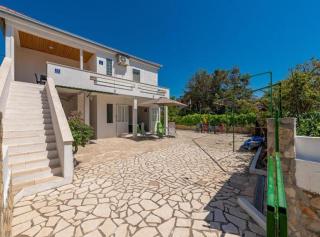 Beachfront Holiday Home with Hot Tub, Terrace, and Sea Views in Vinišće - Vinišće - 6