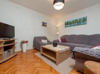 Beachfront Holiday Home with Hot Tub, Terrace, and Sea Views in Vinišće - Vinišće - 5