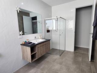 Minutes to the Beach! King Bed with TV, Spa Bath - 7