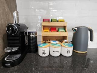 Minutes to the Beach! King Bed with TV, Spa Bath - 6