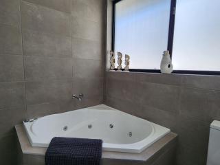 Minutes to the Beach! King Bed with TV, Spa Bath - Christies Beach - 5