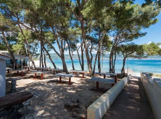 Seaside Getaway Holiday Home with Patio Slatine - 8
